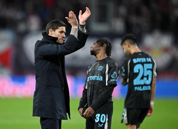 שוב איבדו יתרון. צ'אבי אלונסו ושחקני לברקוזן