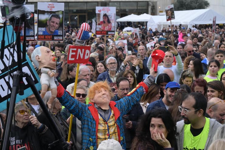 צילום: יובל חן התרגשות בכיכר החטופים בעקבות שחרורן של החטופות