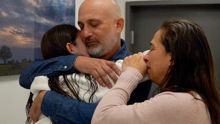  נעמה לוי והוריה במפגש ראשון לאחר שחרורה