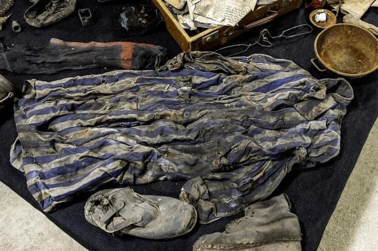 מדי אסיר (צילום: הקרן לאתרי זיכרון ליד אושוויץ-בירקנאו) מדי אסיר