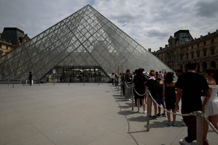 תור בכניסה למוזיאון הלובר בפריז (צילום: AFP) תור בכניסה למוזיאון הלובר בפריז