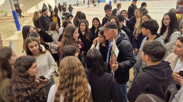 שאול לוי, סבא של נעמה לוי שהחזיק את השלט שלה והיה בכיכר מיתר מעל 470 יום -  החליף לשלט של החטוף עומר ונקרט