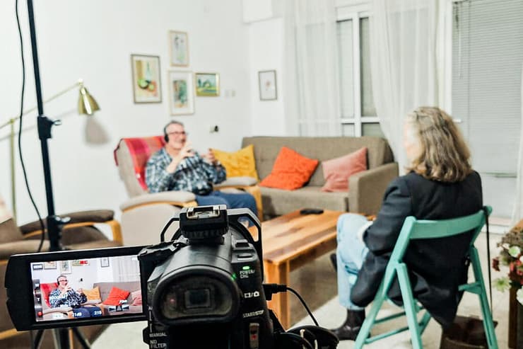 המראיינת ענת רז נפגשת עם ניצול השואה דניאל לוז מבארי