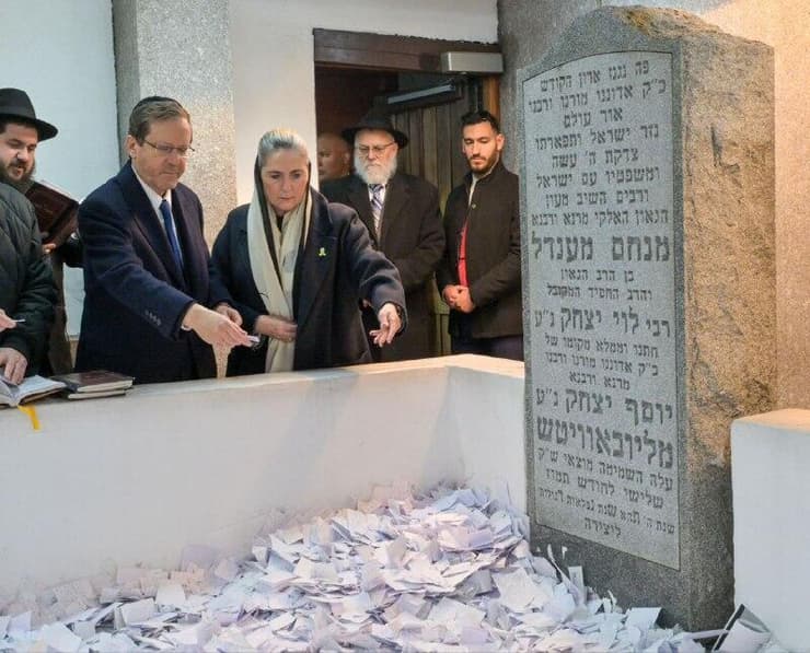 הנשיא הרצוג ורעייתו ליד קבר הרבי מלובביץ'