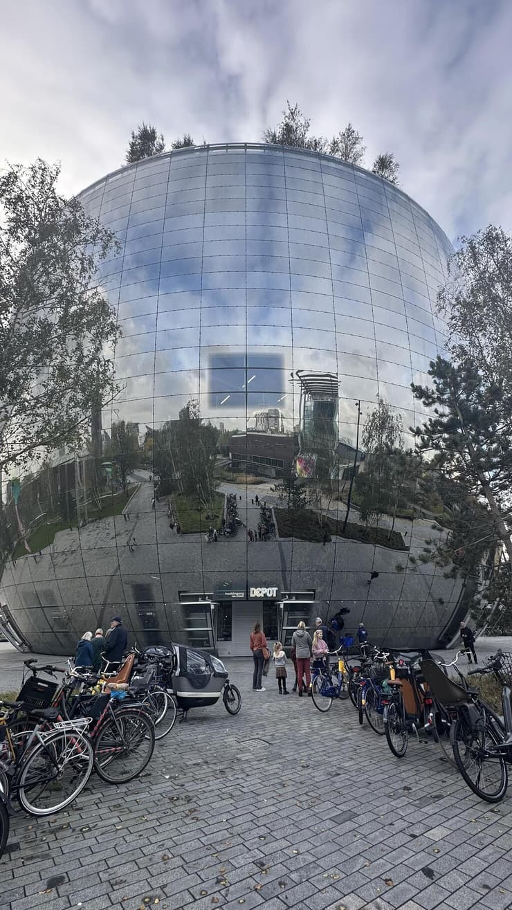 Market Hall: שוק מקורה שמציע חוויה קולינרית מגוונת עם יצירות אמנות צבעוניות על התקרה (צילום: רוני קיפרמן) רוטרדם