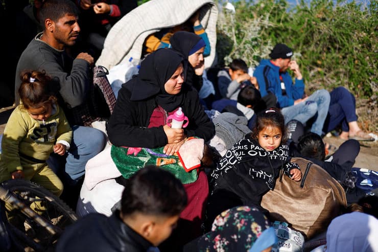 צילום: רויטרס/REUTERS/Mohammed Salem עזתיים עקורים במרכז הרצועה