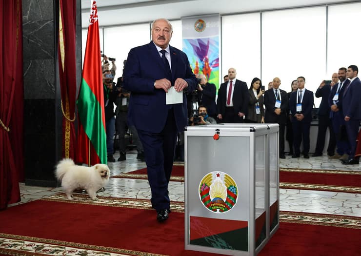 צילום: רויטרס / REUTERS / Evgenia Novozhenina נשיא בלארוס אלכסנדר לוקשנקו מצביע ב בחירות