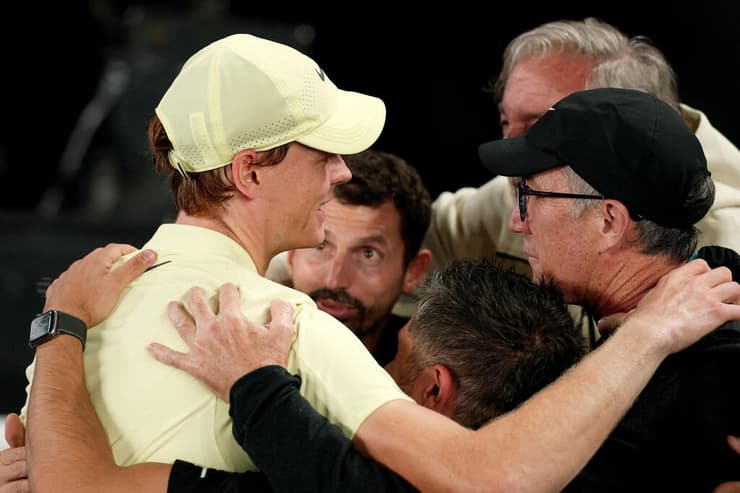 סינר חוגג עם הצוות