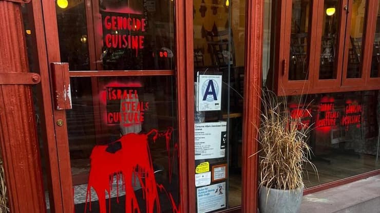 ״מטבח רצח עם״. הכיתוב והצבע בחזית המסעדה