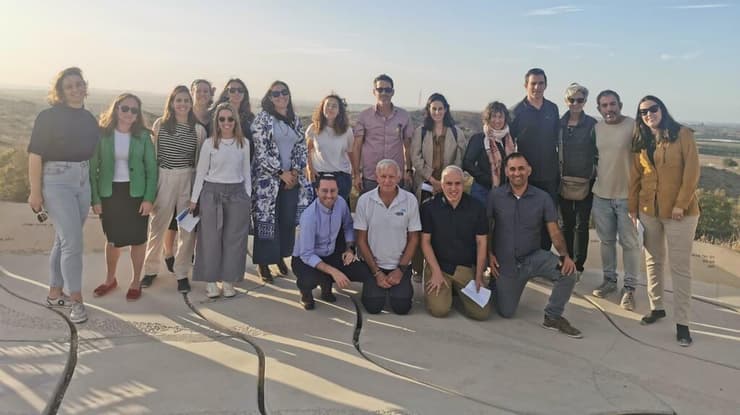 להתמודד יחד עם האתגרים הניצבים בפני העם היהודי   