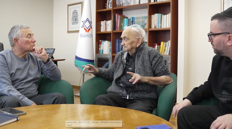 סלאם, נוימן ואלמוג בשיחה (צילום: שחר ירושלמי) סלאם, נוימן ואלמוג בשיחה