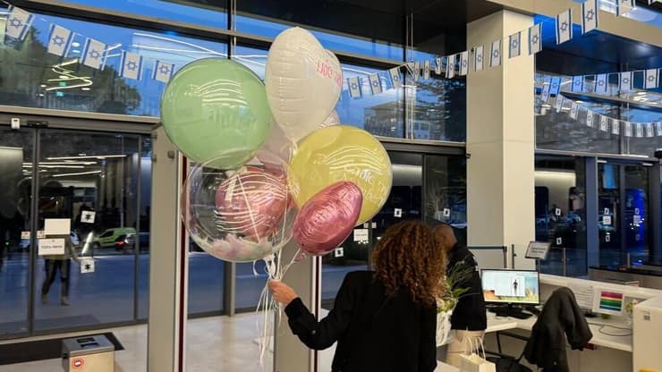 זר פרחים ובלונים שהגיעו ללירי אלבג בבילינסון