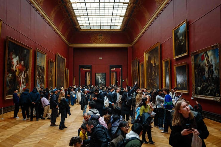 מבקרים במוזיאון הלובר בפריז (צילום: AFP) מבקרים במוזיאון הלובר בפריז