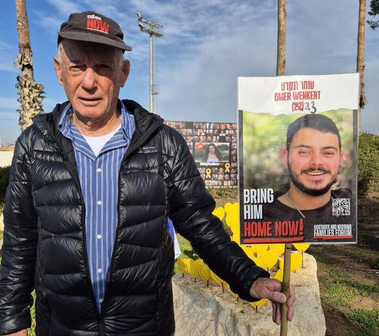 שאול לוי, סבא של נעמה לוי שהחזיק את השלט שלה והיה בכיכר מיתר מעל 470 יום -  החליף לשלט של החטוף עומר ונקרט