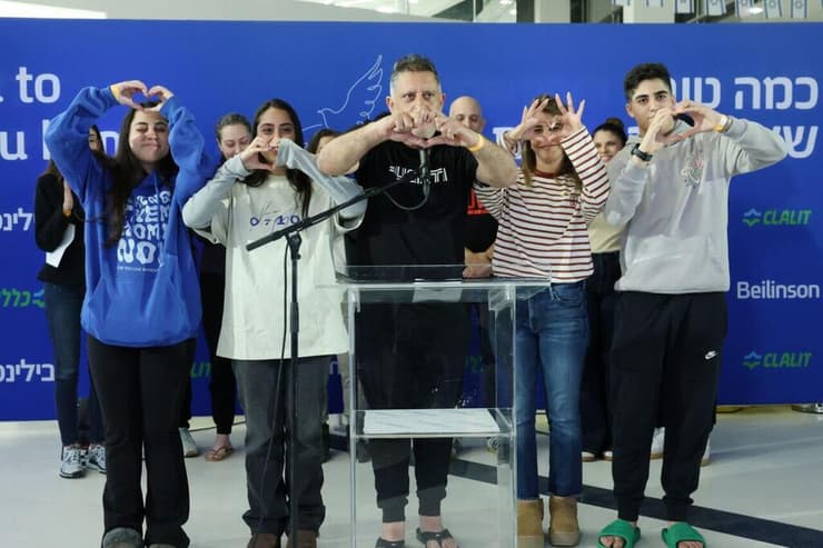 הצהרה לתקשורת של הורי החטופות ששבו משבי חמאס
