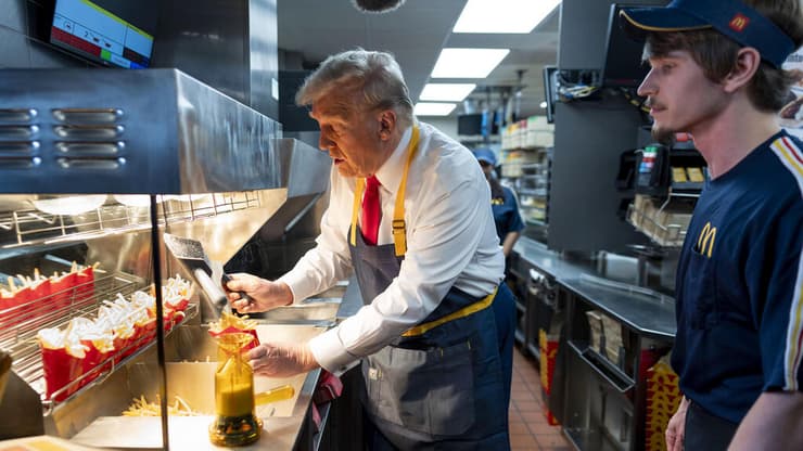 הנשיא דונלד טראמפ בסניף מקדונלד'ס בפנסילבניה, אוקטובר 2024 (צילום: Doug Mills/The New York Times via AP, Pool) הנשיא דונלד טראמפ בסניף מקדונלד'ס בפנסילבניה, אוקטובר 2024