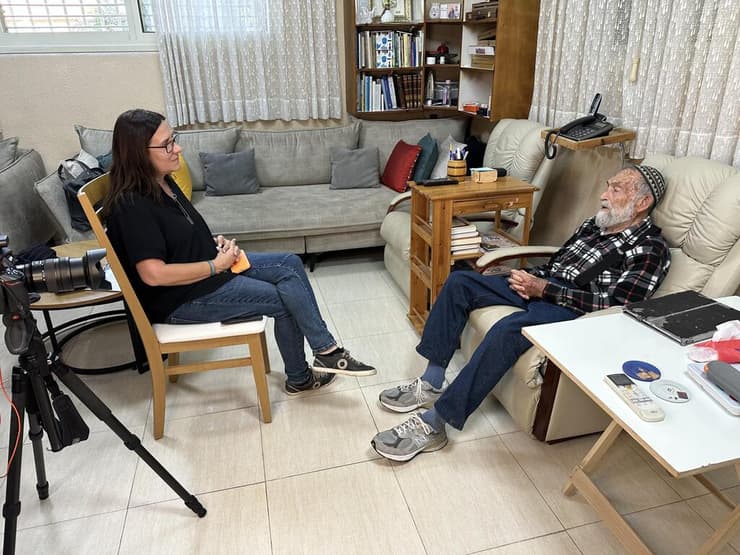 ניצול השואה ראובן רוזנבלט מכפר מימון מוסר את עדותו