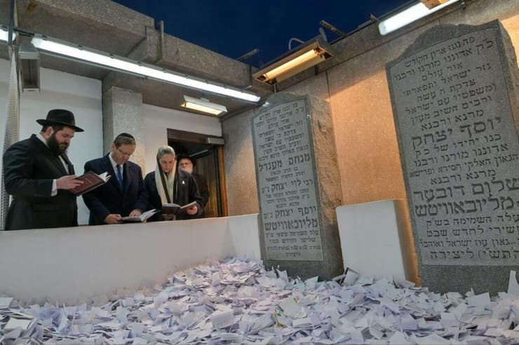 הנשיא הרצוג ורעייתו מיכל בתפילה בקרב הרבי מלובביץ