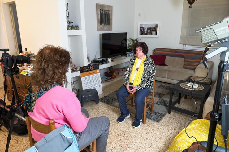 ניצולת השואה בלה חיים יושבת מול המראיינת דורי סלע