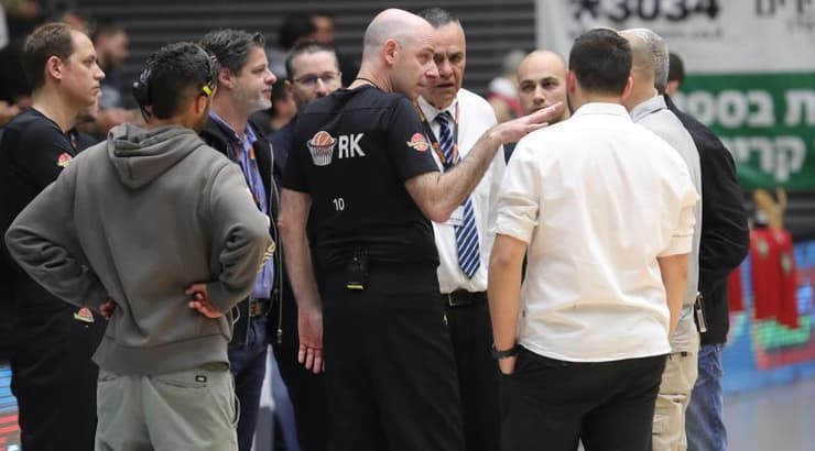 השופטים והמשקיף בהתייעצות