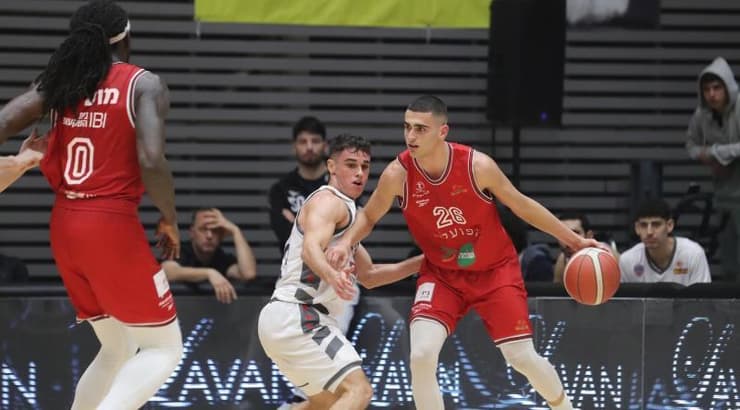 ים מדר עם הכדור