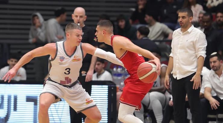 ים מדר עם הכדור