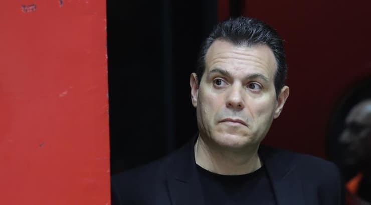 דימיטריס איטודיס צופה מהצד אחרי ההרחקה