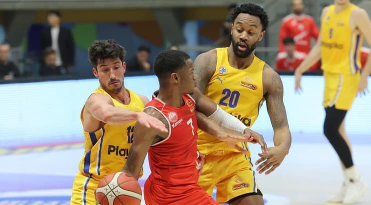 אייברסון מולינאר נגד שחקני מכבי תל אביב