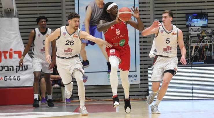 ג'ונתן מוטלי בין שחקני קריית אתא