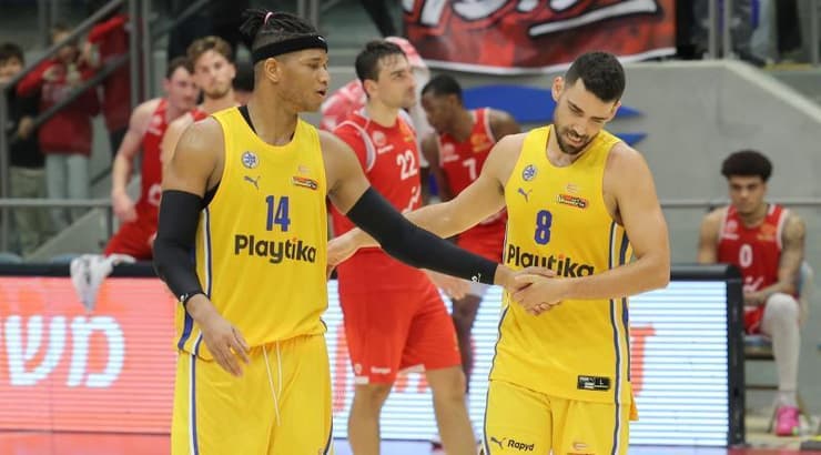 רפי מנקו וחסיאל ריברו בסיום המשחק