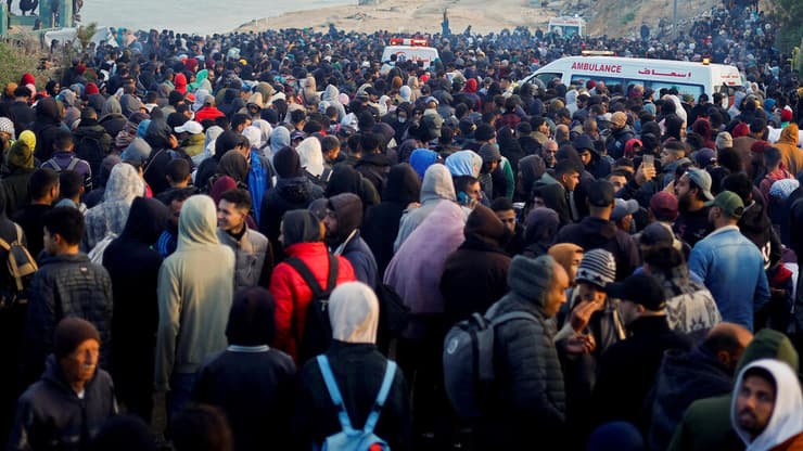 ממתינים לאישור לנוע צפונה דרך ציר נצרים (צילום: רויטרס/REUTERS/Mohammed Salem) עזתיים עקורים במרכז הרצועה