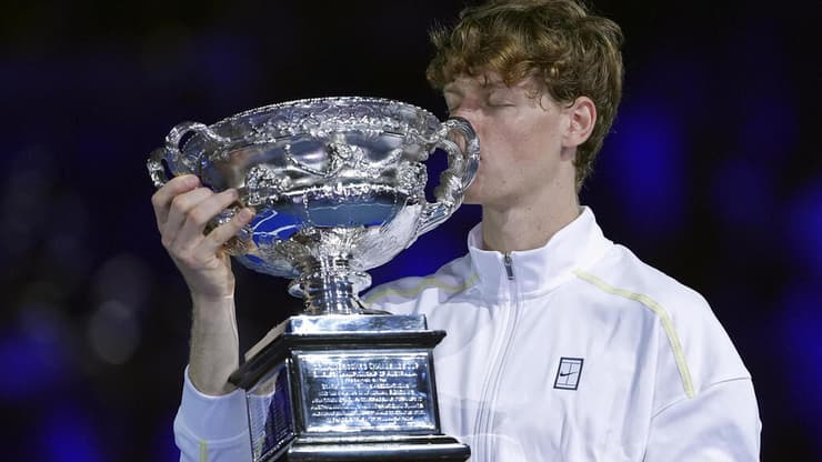 סינר והגביע (צילום: AP Photo/Ng Han Guan) סינר אלוף אוסטרליה בפעם השנייה בצריפות