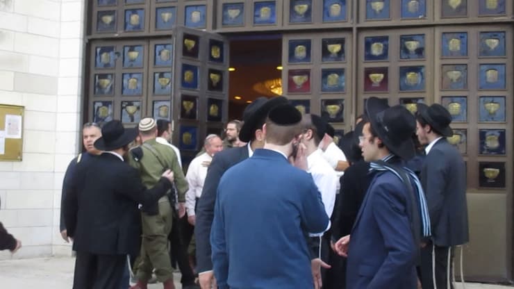 מפגינים מהפלג הירושלמים הגיעו למחות מול בית הכנסת הגדול בירושלים