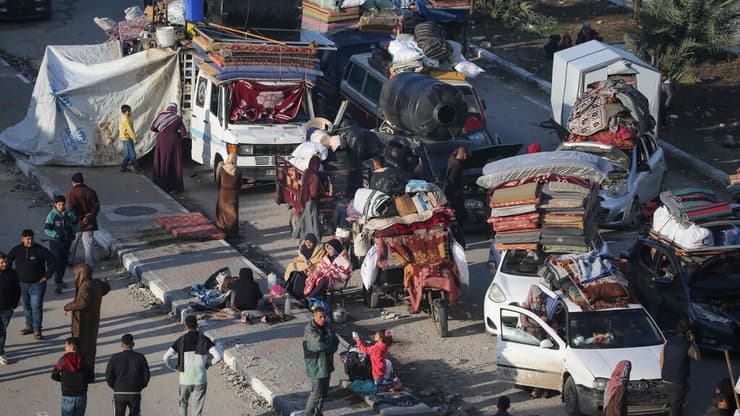 צילום: Eyad BABA / AFP עזתיים עקורים במרכז הרצועה