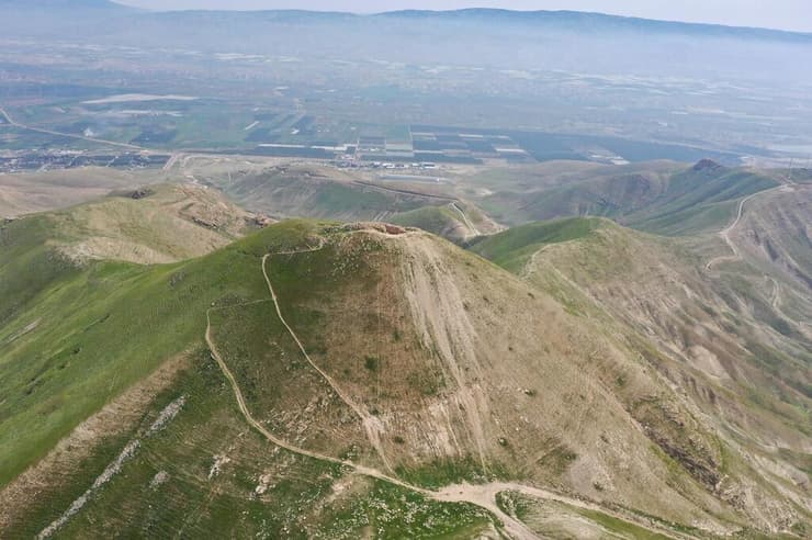 מבצר סרטבה-אלכסנדריון ממעוף הציפור על רקע בקעת הירדן 
