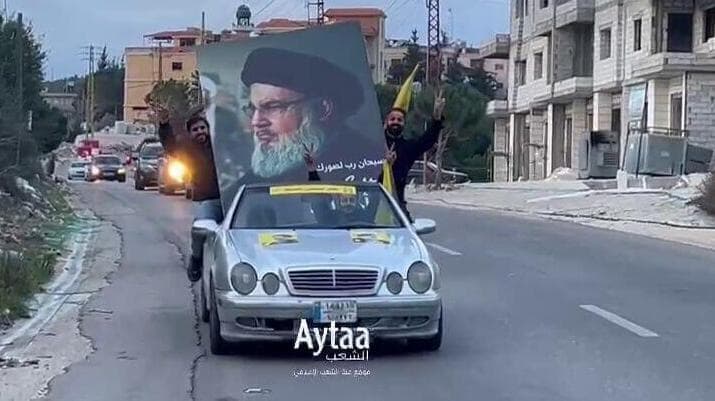 צה"ל הזהיר לא להגיע לאזור, התושבים נוהרים - עם תמונות נסראללה ודגלי חיזבאללה תושבי לבנון שבים לכפרים באזור הדרום