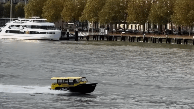 WaterTaxi: דרך מיוחדת ומהירה לשוטט בעיר היא באמצעות מוניות מים מהירות (צילום: רוני קיפרמן) רוטרדם
