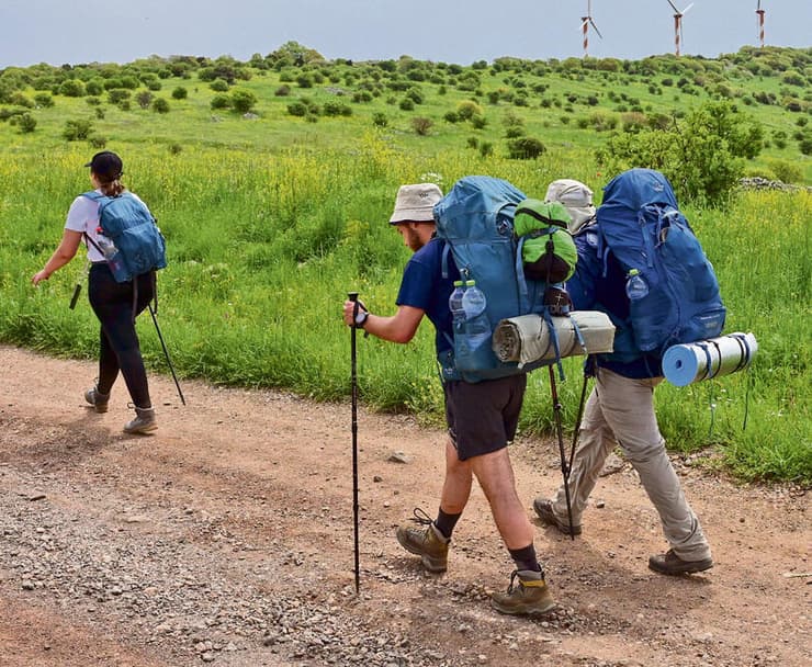 מטיילים בשביל הגולן | צילום: מיכאל גלעדי yk14231593