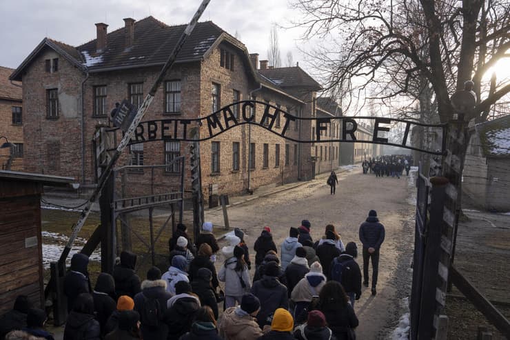"העבודה משחררת". הכניסה לאושוויץ