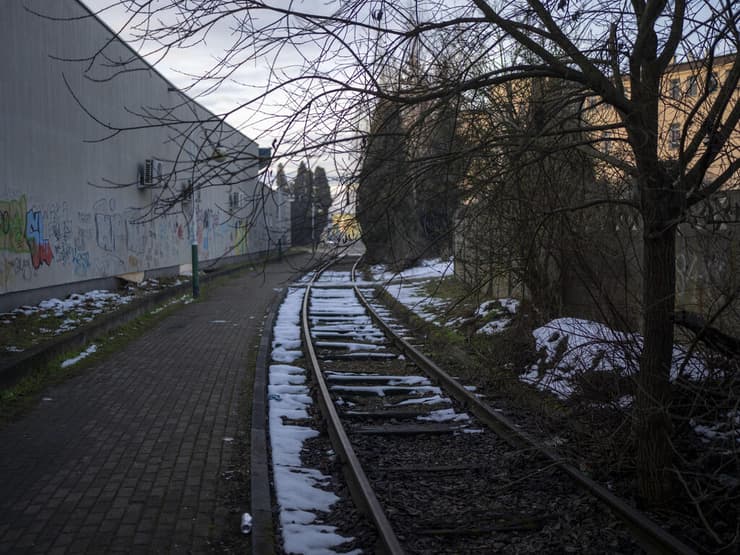 פסי הרכבת הישנה, שעליהם נסעו רכבות המשא שהביאו יהודים לאושוויץ
