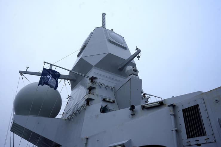 ספינה של נאט"ו בים הבלטי. הברית הצבאית עוקבת אחרי "צי הצללים" של רוסיה (צילום: REUTERS/Ints Kalnins) ספינה של נאט"ו עוגנת לחופי הים הבלטי בעקבות פעולות חבלה שמיוחסות ל רוסיה