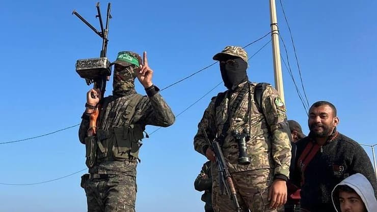 רעולי פנים של חמאס מקבלים את העקורים בצפון רצועת עזה