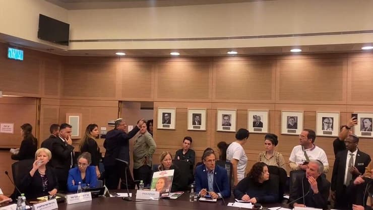 בן גביר יוצא מדיון הוועדה לאחר שהתעמת עם משפחות חטופים וח"כים (צילום: סיון חילאי) איתמר בן גביר רב עם משפחות חטופים בוועדת חוץ וביטחון