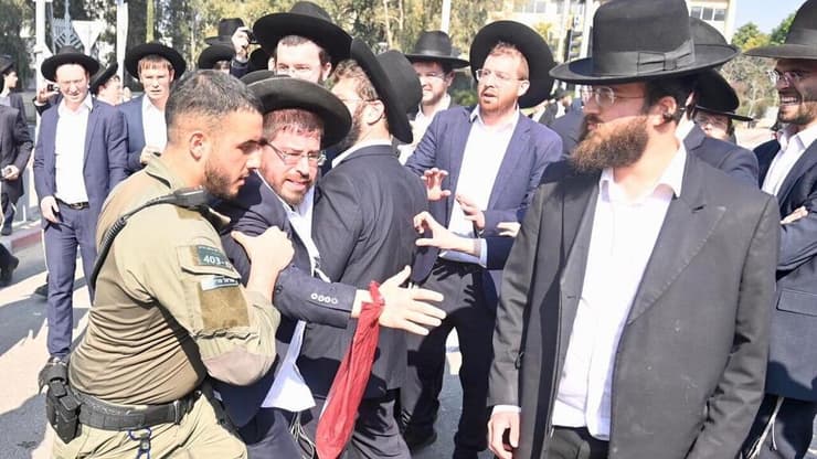 צילום: קובי קואנקס הפגנת חרדים מחוץ ללשכת הגיוס בתל השומר בהשתתפות ראשי ישיבות שליט"א