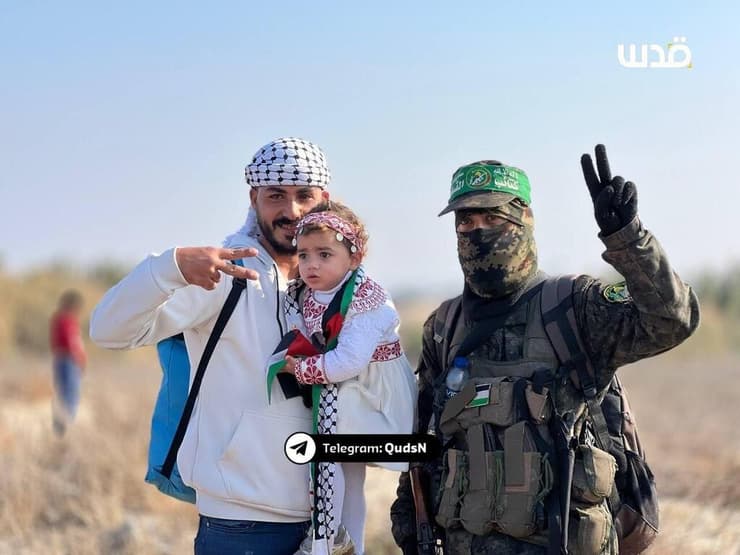 רעולי פנים של חמאס מקבלים את העקורים בצפון רצועת עזה
