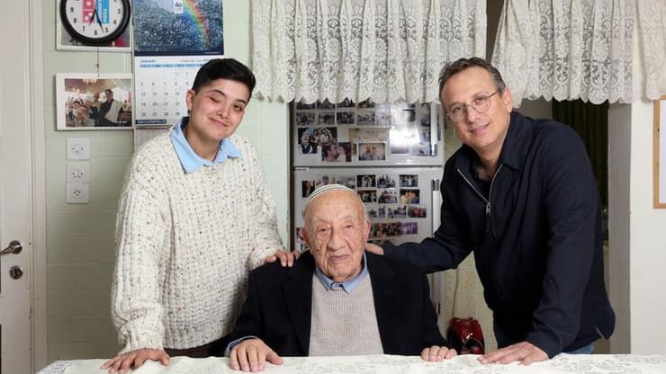 מימין לשמאל: ד"ר איתי זאבי, יוסף פרקש ונועה זאבי. דורות של גבורה   