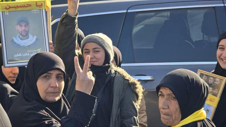 תושבי דרום לבנון ממתינים לכניסה לכפר מיס אל-ג'בל