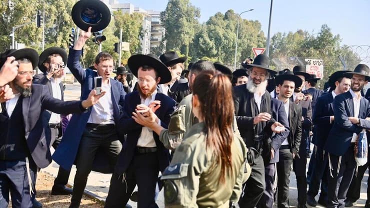 הפגנת חרדים מחוץ ללשכת הגיוס בתל השומר בהשתתפות ראשי ישיבות שליט"א (צילום: קובי קואנקס) הפגנת חרדים מחוץ ללשכת הגיוס בתל השומר בהשתתפות ראשי ישיבות שליט"א