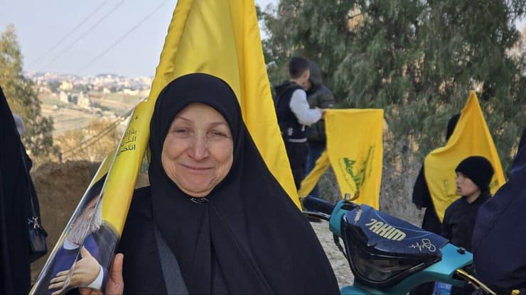 תושבי דרום לבנון ממתינים לכניסה לכפר מיס אל-ג'בל