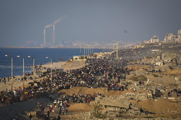 עזתים חוזרים לצפון הרצועה (צילום: AP Photo/Abdel Kareem Hana) פליטים עקורים חוזרים לצפון הרצועה